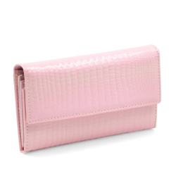 Дамско портмоне от естествена кожа лачено с кроко ефект розово