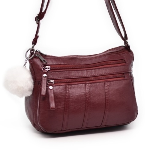 Евтина дамска чанта за през рамо от еко кожа и висулка ПОДАРЪК бордо