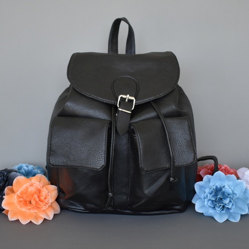 Дамска кожена раница с капак, два предни джоба с магнитно закопчаване