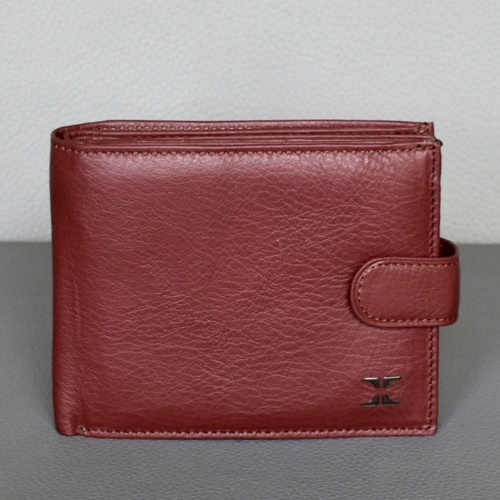 Мъжки портфейл от естествена кожа с много отделения за карти и лични документи