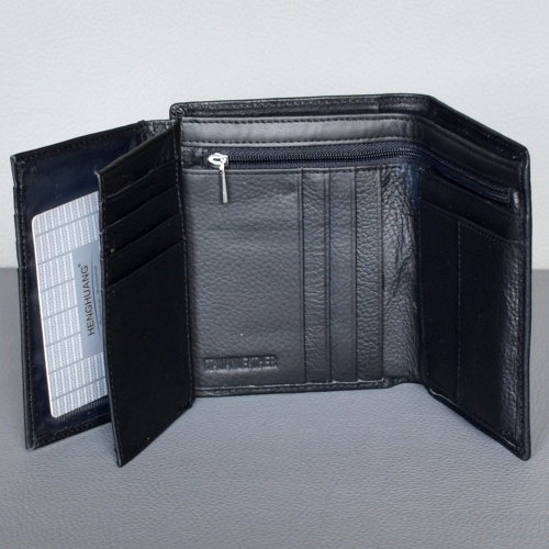 Мъжки портфейл от естествена кожа с много отделения за карти и лични документи