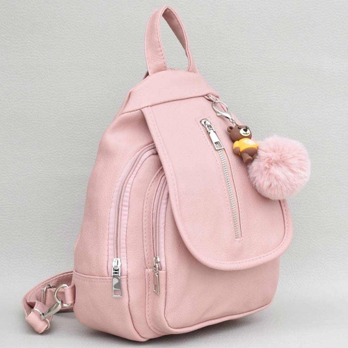 Дамска раница от еко кожа с капак и висулка мече и пухче, пудра