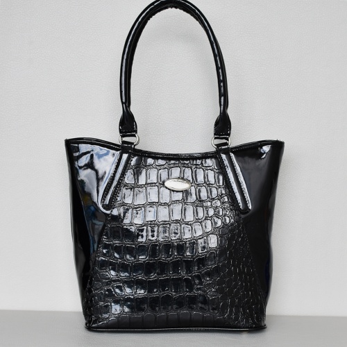 Българска черна лачена дамска чанта от еко кожа за под мишница с кроко ефект