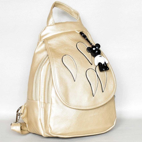 Дамска раница от еко кожа с висулка мече и капак с листенца, златиста