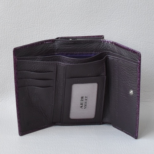 Дамско портмоне лачено лилаво с два външни монетника от естествена кожа