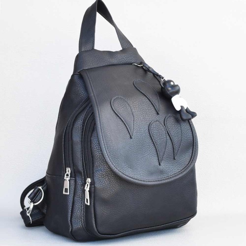 Дамска раница от еко кожа с висулка мече и капак с листенца, черна