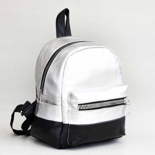 Дамска раница от еко кожа, малка, с удобен преден джоб, сребърна