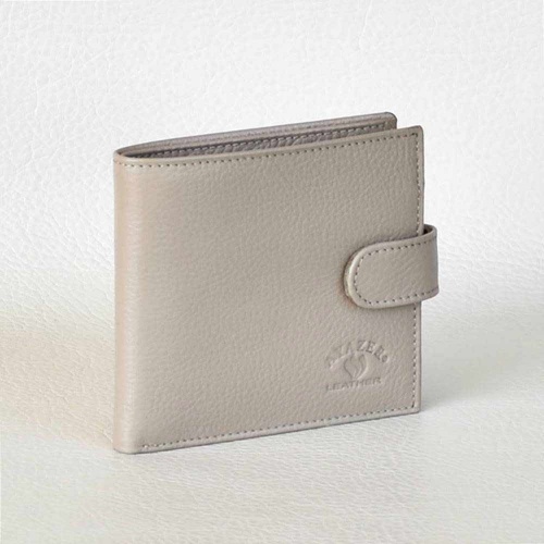 Мъжки портфейл от естествена кожа с монетник, със закопчаване, бежов