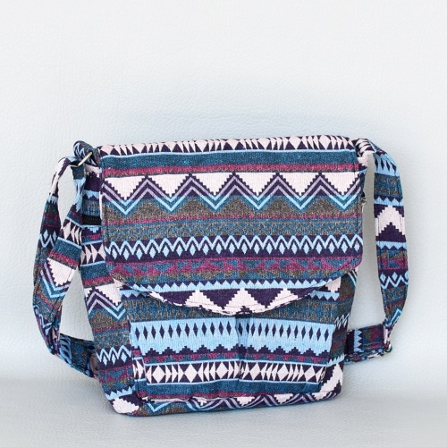 Дамска чанта малка евтина от плат за през рамо с цип и капак, външни джобове