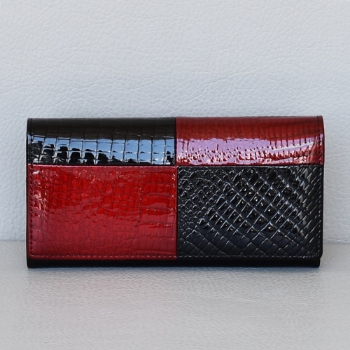 Дамско портмоне лачено от естествена кожа,олекотен модел,черно и червено кожено