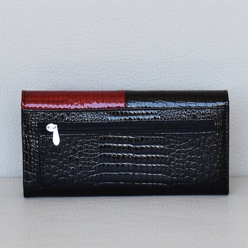 Дамско портмоне лачено от естествена кожа,олекотен модел,черно и червено кожено