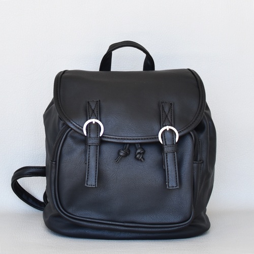 Дамска раница от еко кожа черна с капак, преден джоб и декоративни метални катарами