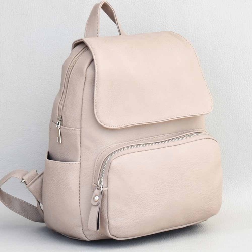 Дамска раница от еко кожа с капак и много външни джобчета, бежова