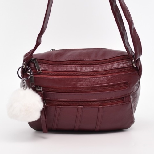 Евтина дамска чанта за през рамо от еко кожа и висулка ПОДАРЪК бордо