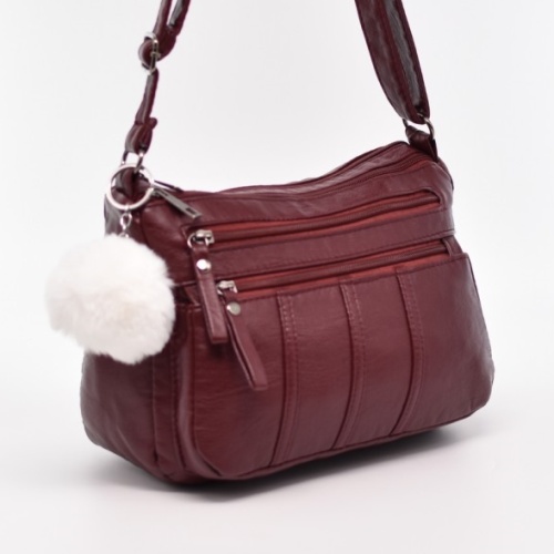 Евтина дамска чанта за през рамо от еко кожа и висулка ПОДАРЪК бордо